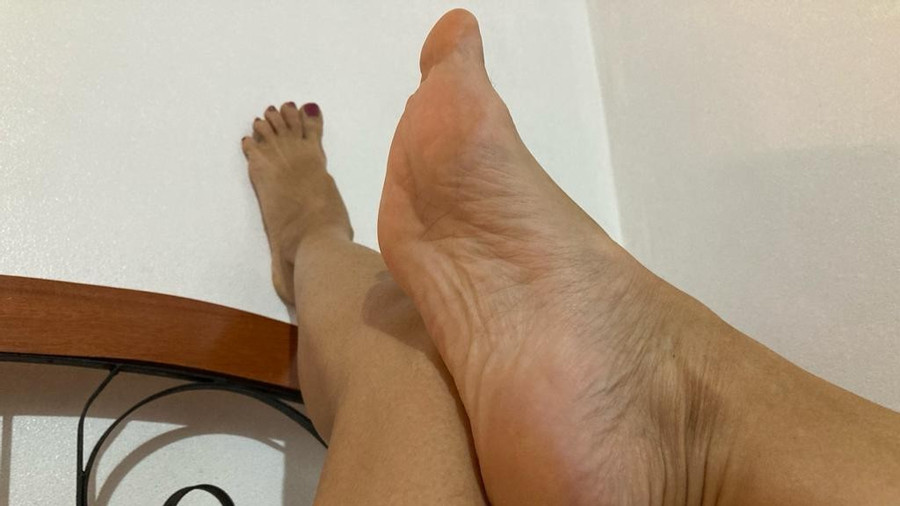 Foot lovers watch out! The soles of my feet for you - Part I