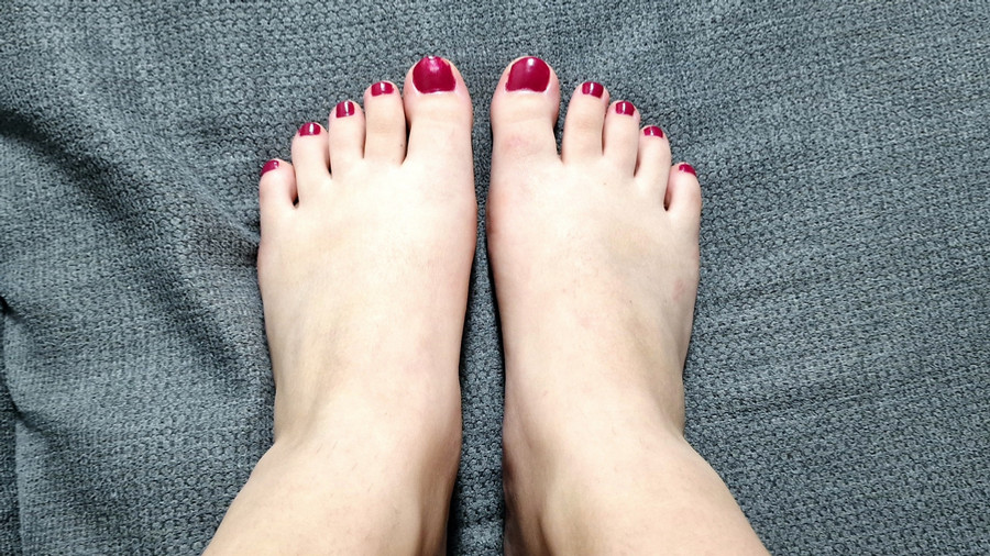 Meine Füße mit Berry deluxe lackiert und auf der Couch fotografiert. Von oben und von unten.