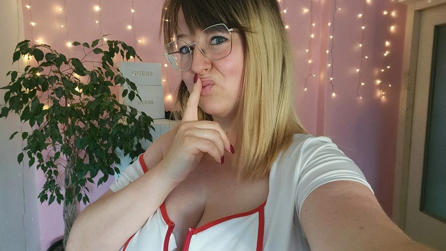 Schwester Lilly zieht blank