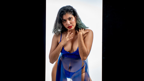 Ich bin unkompliziert und ehrlich. In diesem Album siehst du Fotos im Fensterlicht, Alltags-Outfits und ein paar bequeme Sets. Keine seltsamen Posen, keine harten Filter: natürliche Gesten, naher Blick und Details von Hals, Rücken und Taille. Mir sind Vertrauen und gute Stimmung wichtig. Wenn du lieber einen anderen Stil willst (romantischer oder lässiger), sag Bescheid und wir planen es in Ruhe. ✨📸