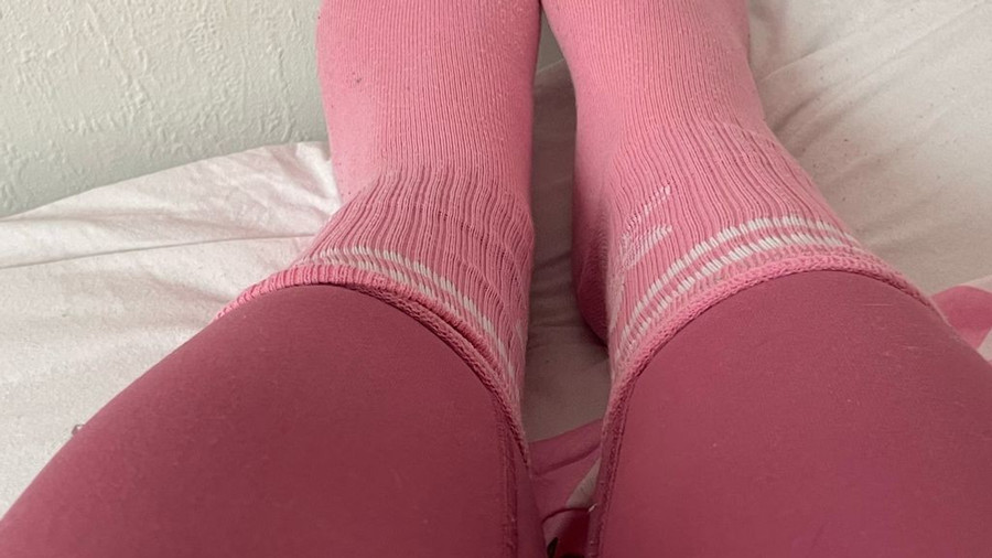 Sneaker Adidas Socken, Leggings und T****n was will man mehr ?