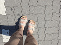 Sandalen und nackte Füsse