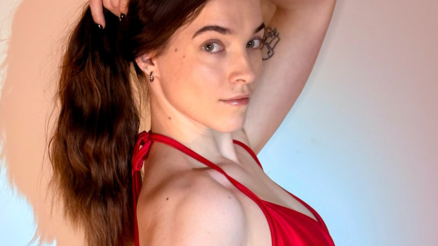 Bringe die Hitze in diesem roten Kleid! Willst du mit Feuer spielen?