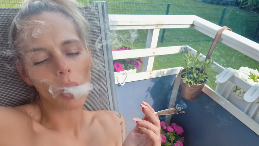 Smoking auf dem Balkon