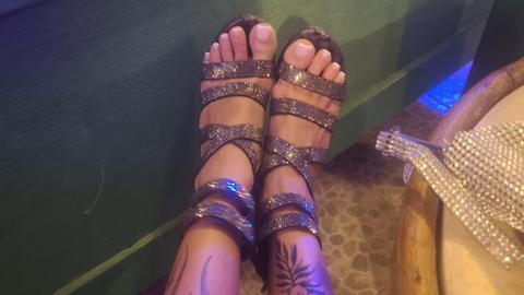 Hier die schönsten Fuß und Heel Fotos aus dem Urlaub. Wenn du auf Füße und Heels stehst wird deine Hose platzen