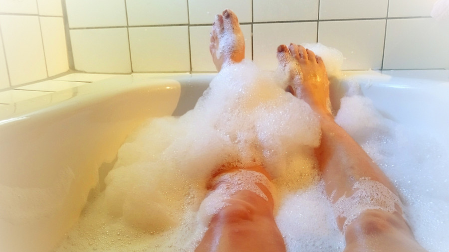 Nackt in der Badewanne