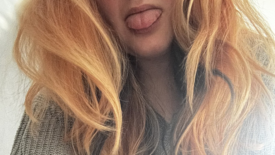 Was sich wohl unterm Pulli versteckt?