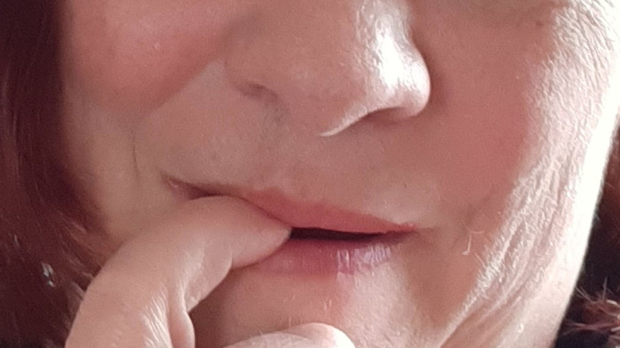 ganz nah bei dir ?
Aber sehr gerne !
Schau dir doch meine kleine Pobehandlung an, wichse dabei und hinterlasse doch ganz frech deine geballte Ladung mitten auf oder in meinem Hintern !
Traust Du Dich ?