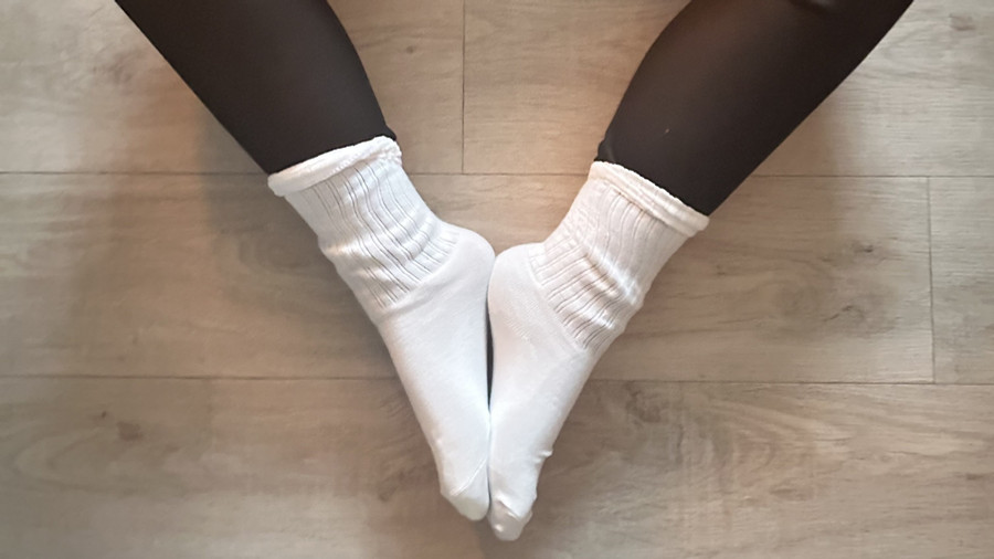 füsse in strumpfhose mit socken