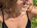 Normales Girl mit Lächeln im Gesicht