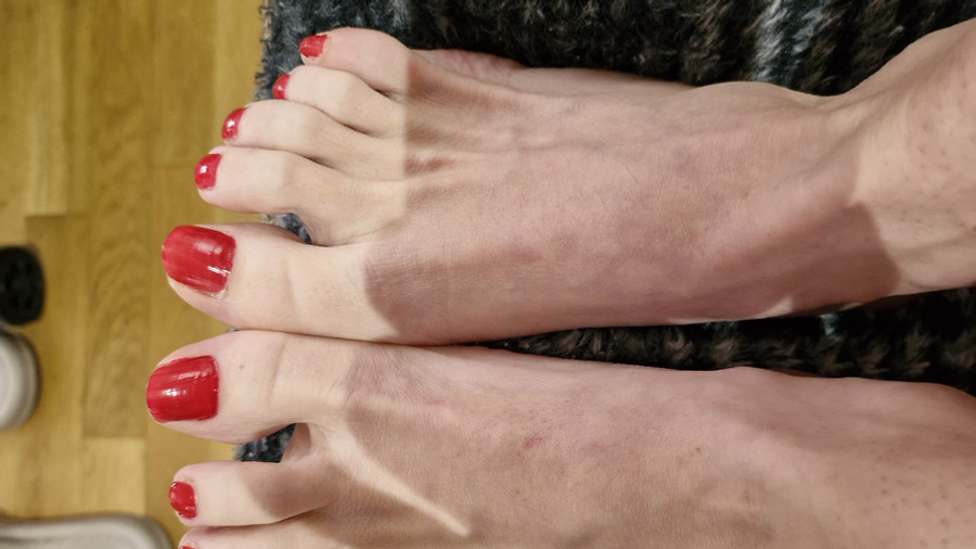 My little feet love to be licked, do you want to suck them