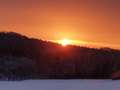 Heißer Sonnenuntergang bei Schnee