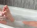 Füße waschen in der Badewanne