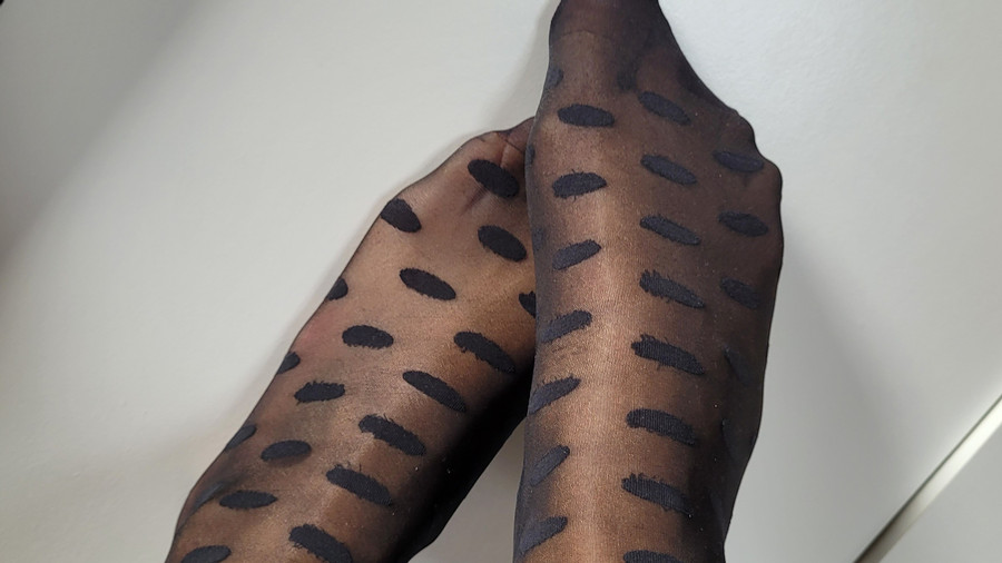 Füße in schwarzen Nylon Socken