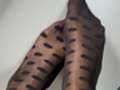 Füße in schwarzen Nylon Socken