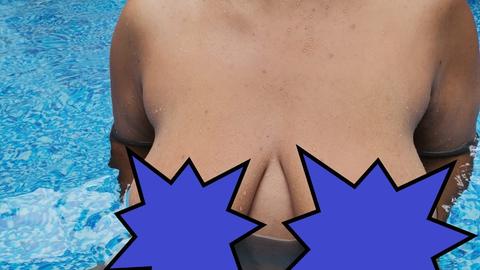 Als nudisten MILF bin ich nicht nur daheim, im Graten, sondern natürlich auch beim baden immer nackt.

Willkommen in meiner Welt der ungezügelten Sinnlichkeit, eingehüllt in ein verführerisches schwarzes Netzkleid, das deine wildesten Träume zum Leben erweckt. In diesem sündigen Gewand offenbare ich dir die pure Schönheit der Nacktheit in all ihren Facetten. Meine Achselhaare und Schamhaare erzählen von meiner authentischen Natürlichkeit, während meine prallen Brüste und mein üppiger Hintern dich in einen Strudel der Leidenschaft ziehen. Jedes Detail meines Körpers ist eine Einladung, die Grenzen der Lust zu erkunden und die verborgenen Wünsche deiner Seele zu entfesseln.