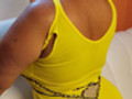 Wie gefalle ich dir im gelben Kleid?