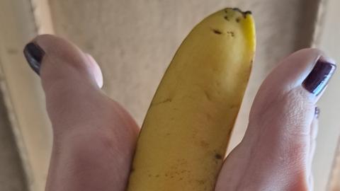 Meine Füße spielen mit der Banane ??????????