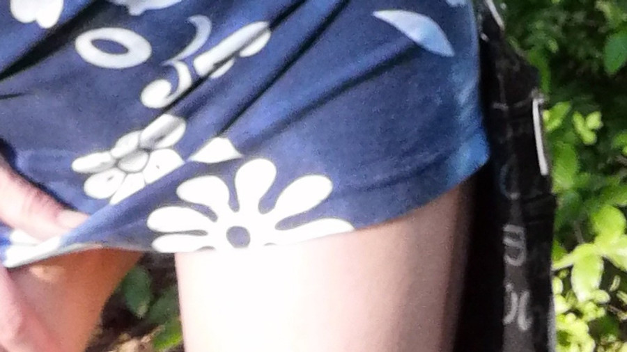 Im Minikleid im Wald