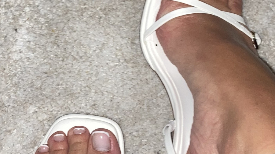 Erotische Fußbilder in weißen High Heels