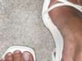 Erotische Fußbilder in weißen High Heels