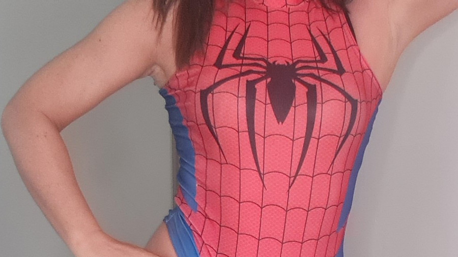 Sexy in Spidermann Kostüm