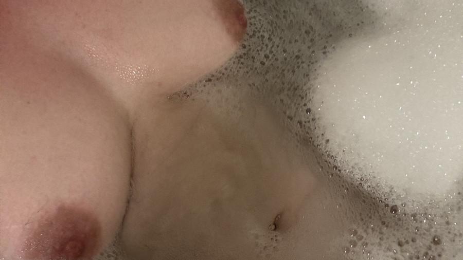 blondine in der Badewanne