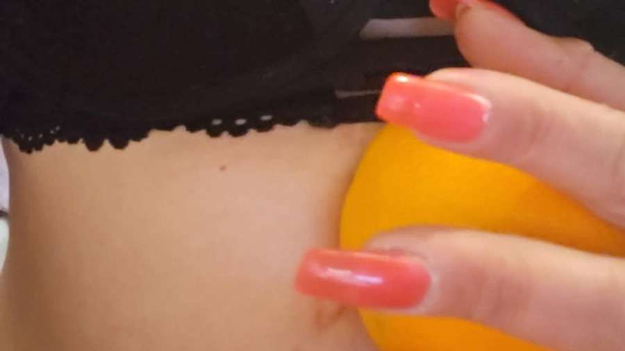 Wie ich die kalte Orange auf meiner Haut genieße und sie auf meiner Muschi Rolle bis....