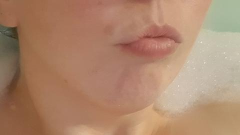 Wer hilft mir beim einseifen? Alleine in der Badewanne zu liegen ist blöd... Ich hätte so gerne jemanden bei mir, der meine Beine streichelt und sich langsam, aber zielstrebig zwischen meine Beine drängt, um mich ordentlich zum stöhnen zu bringen...