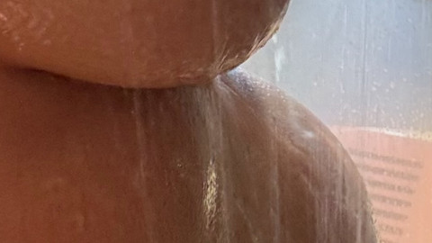 Bin gerade unter die Dusche gegangen.. Hast du Lust dabei zu sein?