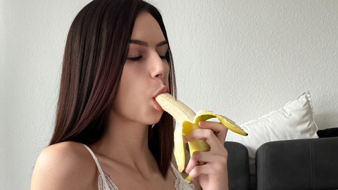 Nach einem kleinen shooting wurde ich hungrig -also musste die Banane meinen Appetit fürs erste stillen