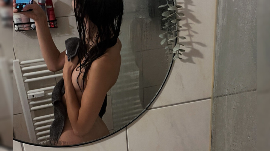 Ich blase seinen Schwanz und anschließend fingert er meine Pussy ❤️‍? Mein arsch glänzt und Sein praller Schwanz dringt in mich ein ?