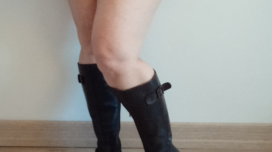 Nackte gestiefelte Mia