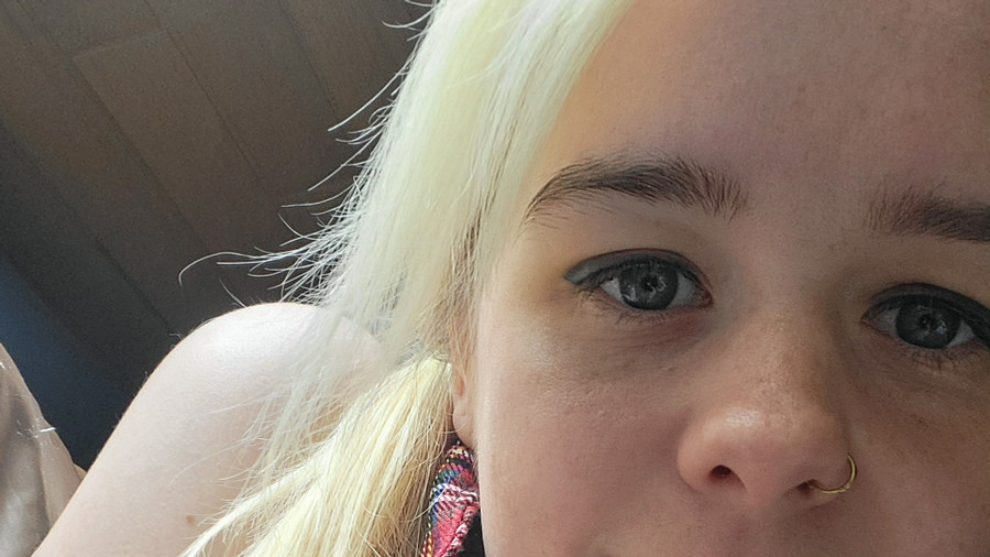 Hey wie findest du meine b***te?