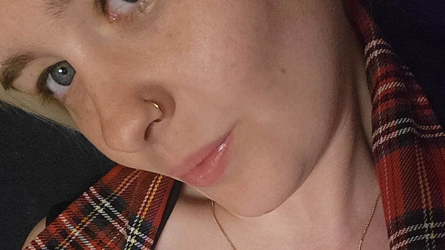 Hey wie findest du meine b***te?