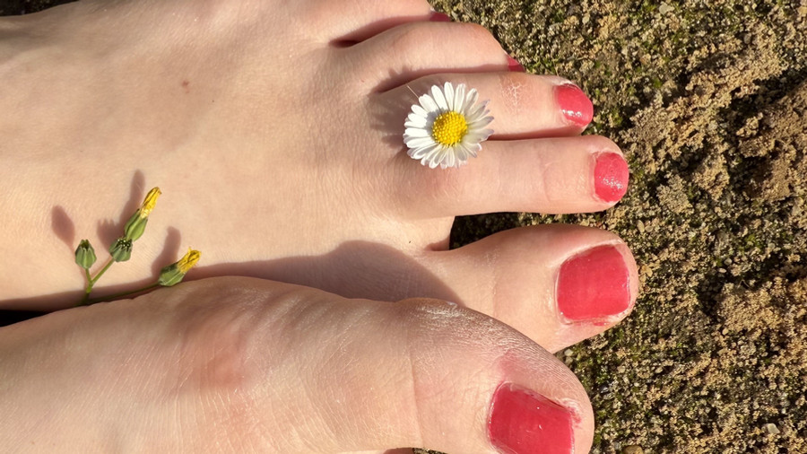 Pinke Nägel, Garten, Nudes vorm Spiegel
