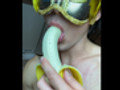 Lola isst Bananen und zerquetscht sie mit ihrem muskulösen Körpe