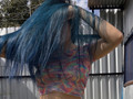 zurück mit blauen Haaren