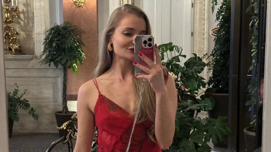 Im langen roten Kleid