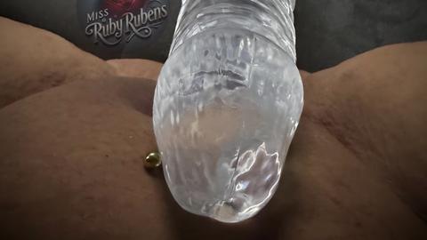 Spass mit meinen Toys, egal ob grosser Gummischwanz im Mund und Pussy oder Vibrator FUn, alles dabei ;)