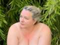 Der morgendliche P**s im Garten