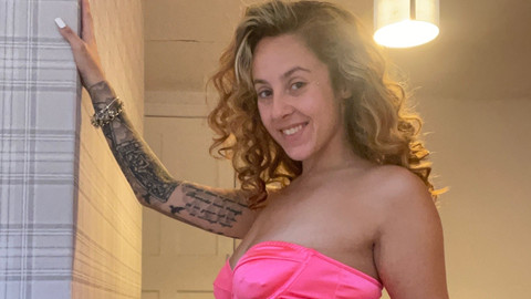 Stehst du auf Tattoos und geile Dessous?