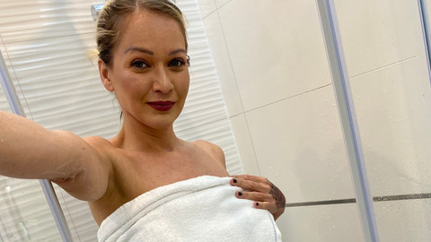 Wenn Du reinkommst, wie lange habe ich mein Handtuch noch um meinen Körper??