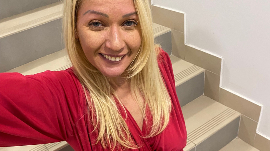 Ohne BH und ohne Höschen