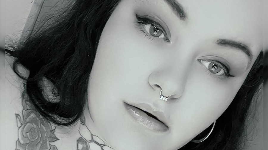 Großes Mädchen im roten Körper