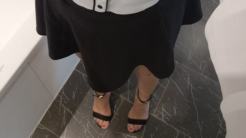 Hier mal ein paar Bilder von meinen langen Beinen und meinen Füßen, mal nackt, mal in Strümpfen oder Higheels ;)