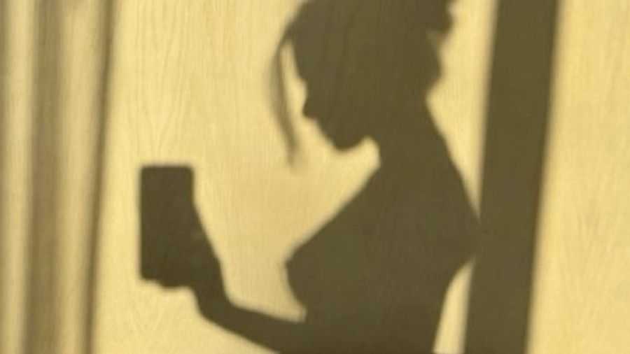 Nackte junge Frau