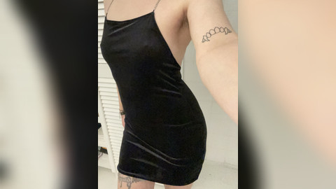 Ich habe dir ein paar heiße Einblicke in mein Silvester hochgeladen. Mein Silvester Outfit...meine Titten und harten Nippel, meine süße Pussy und mein geiler Arsch durften ein wenig Luft schnappen...hab sie extra nur für dich ausgepackt. Wirst du bei dem Anblick auch so horny, wie ich es gestern war? 🫦🔥🤤