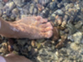 Füße im Meer und mit Sand