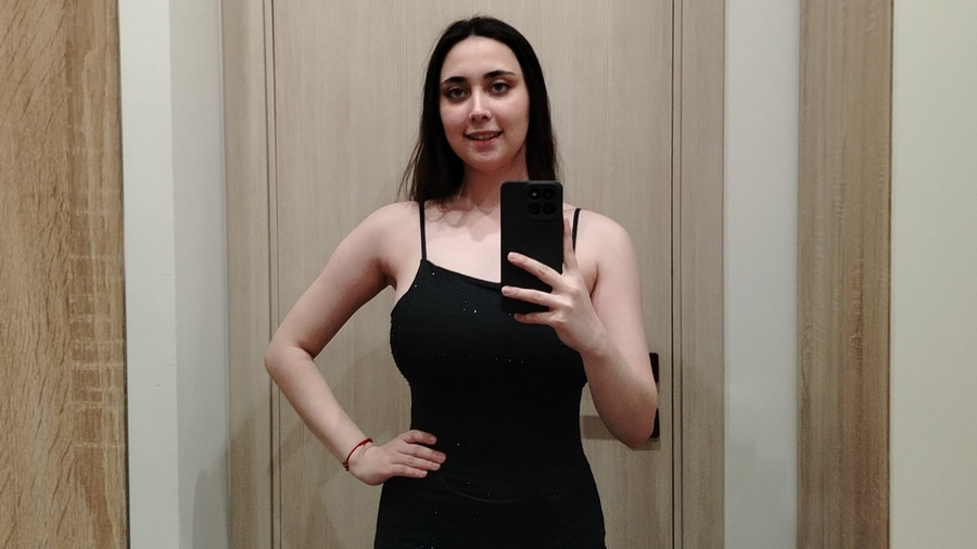 Schwarz, eng anliegend..